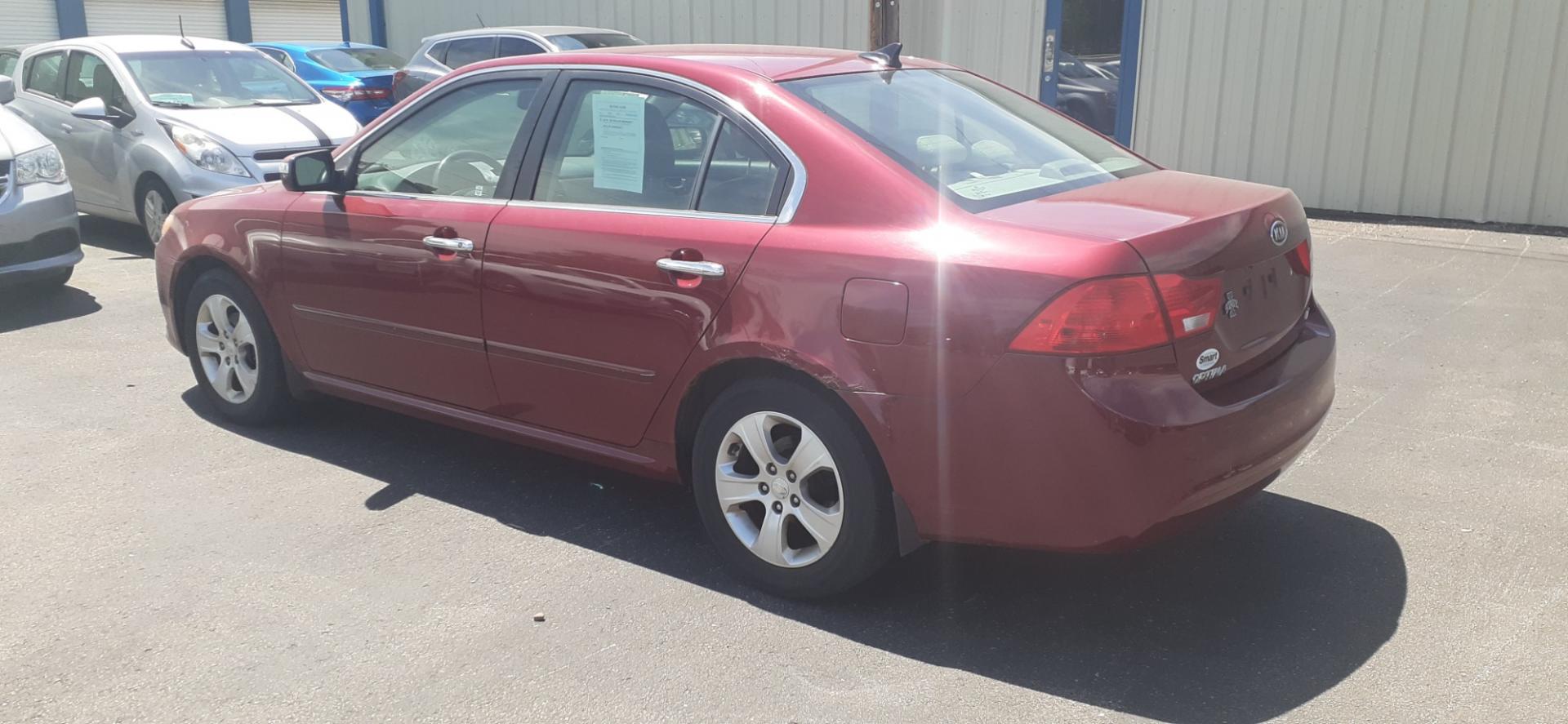 2009 Kia Optima (KNAGE228X95) with an 2.4 4 engine, Automatic transmission, located at 2015 Cambell Street, Rapid City, SD, 57701, (605) 342-8326, 44.066433, -103.191772 - CARFAX AVAILABLE - Photo#2